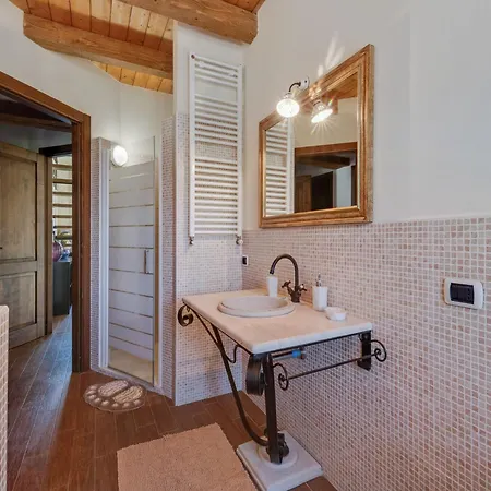 In With Pool & Sauna Βίλα Piandimeleto